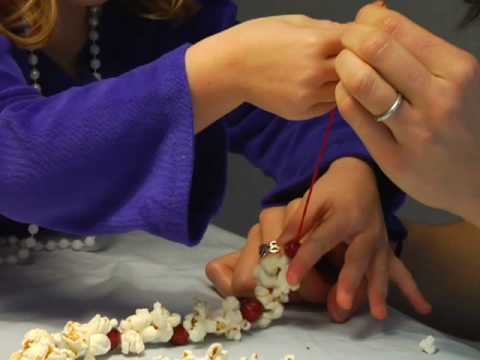 YouTube - How To Make a Popcorn-Cranberry Garland
