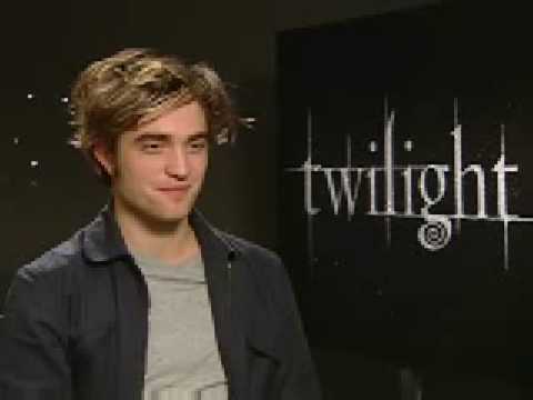 YouTube - ROBERT PATTINSON TALKS ABOUT HIS PESONALTHINGS ( favourite band, song, cereal)